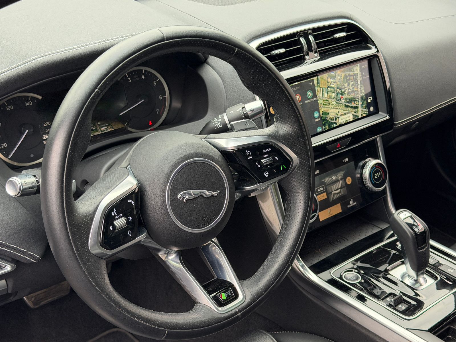 Jaguar XE R-Dynamic Black/PANO/360''KAM/MERIDIAN/LED