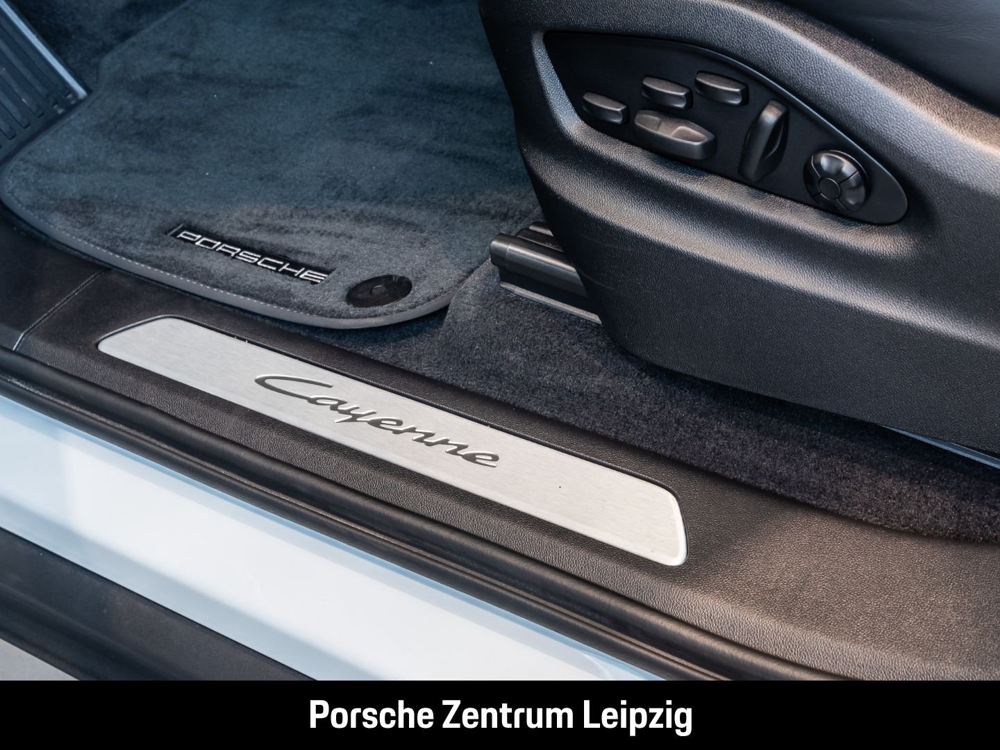 Porsche Cayenne E-Hybrid Coupe SportDesign HD-Matrix Inn