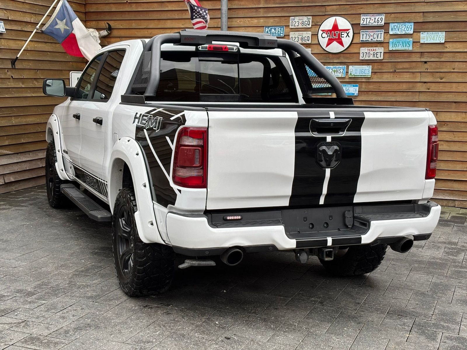 Dodge RAM 1500 Laramie 5,7L 4x4 AHK LPG12´´ Navi Bügel