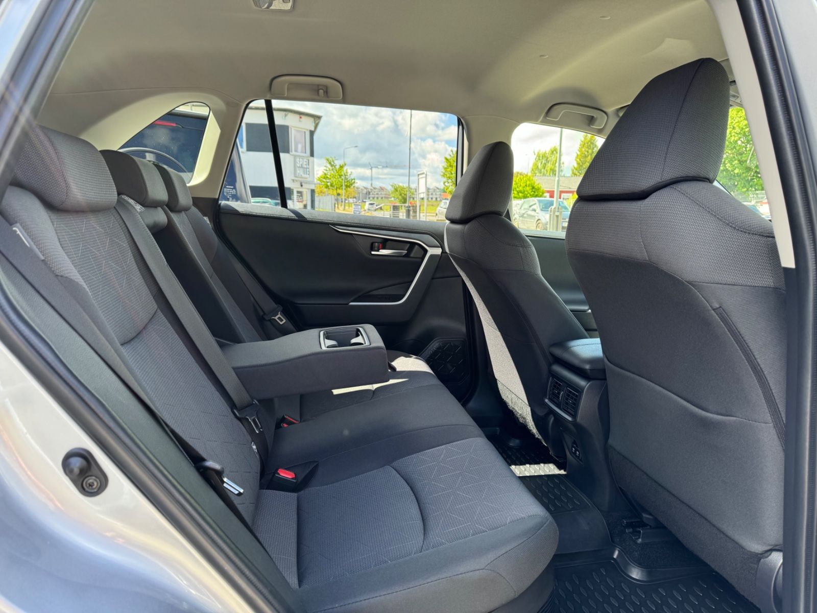 Toyota RAV4 Hybrid 4x2 - Samsaru's Car Outlet
