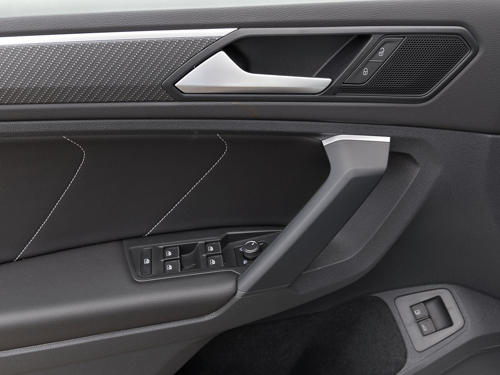 Volkswagen Tiguan 1.4 TSI eHybrid R-Line - Samsaru's Car Outlet