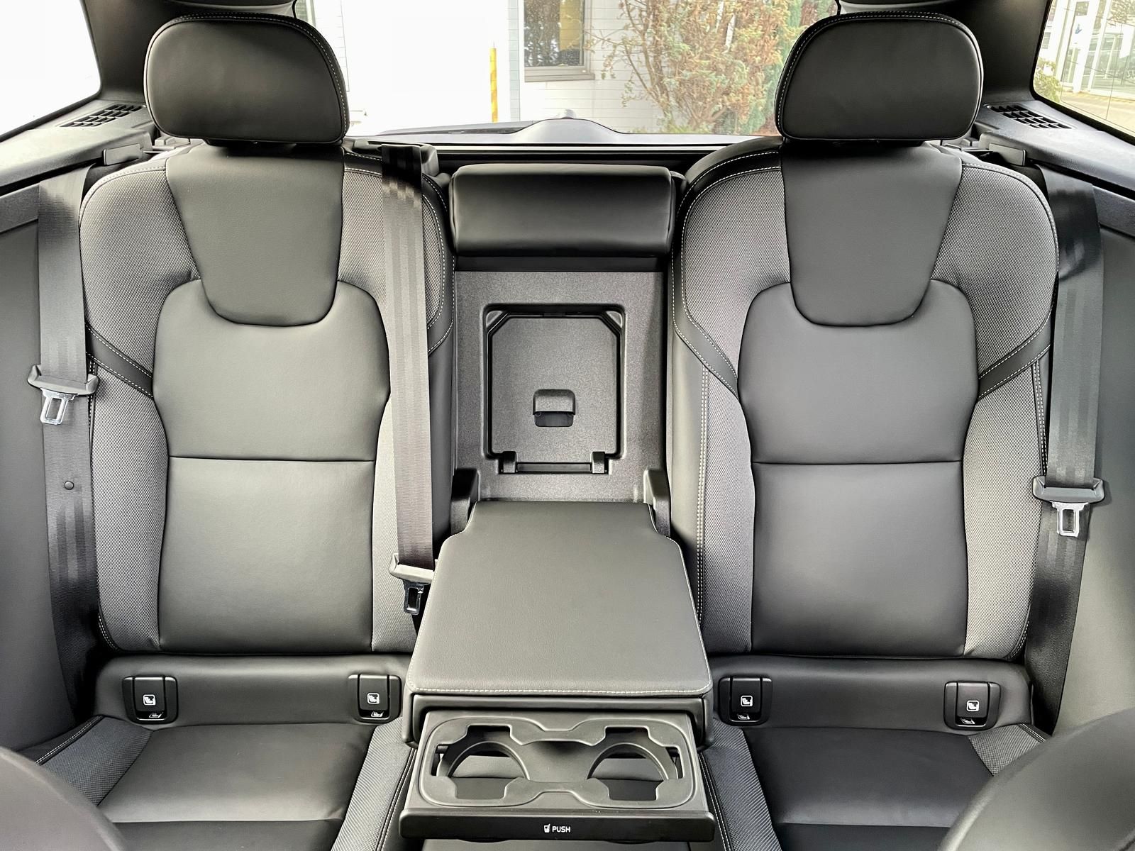 Volvo XC60 B4 AWD Plus Dark 4xSHZ ACC BLIS FHZ STDHZ