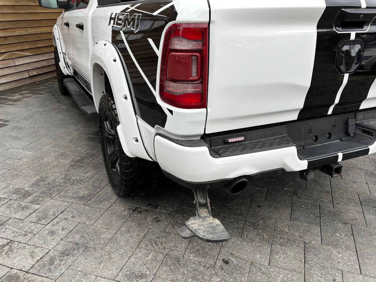 Dodge RAM 1500 Laramie 5,7L 4x4 AHK LPG12´´ Navi Bügel
