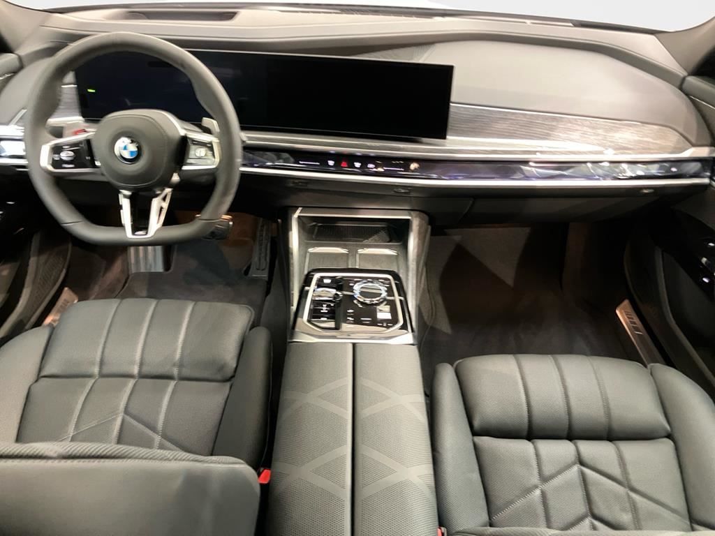 BMW 740d xDr M Sport Pro SkyLounge+TheatreScreen+AHK