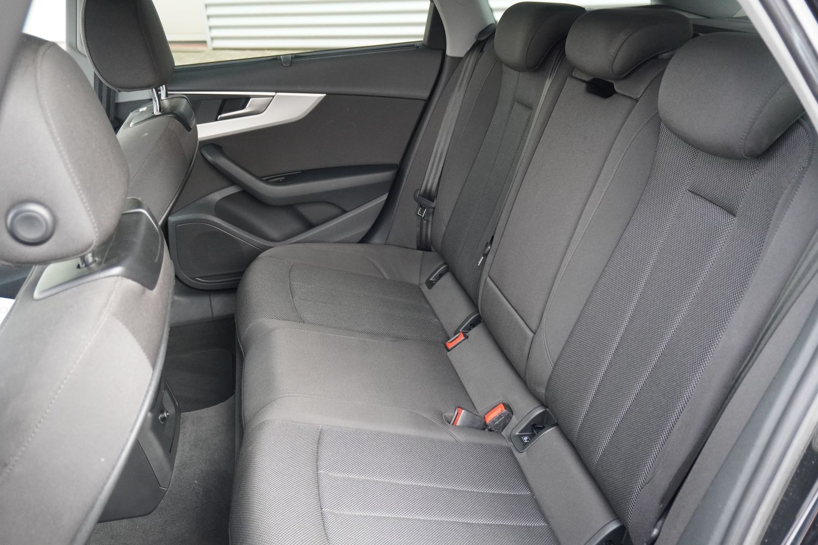 Audi A4 35 2.0 TFSI Avant - Samsaru's Car Outlet