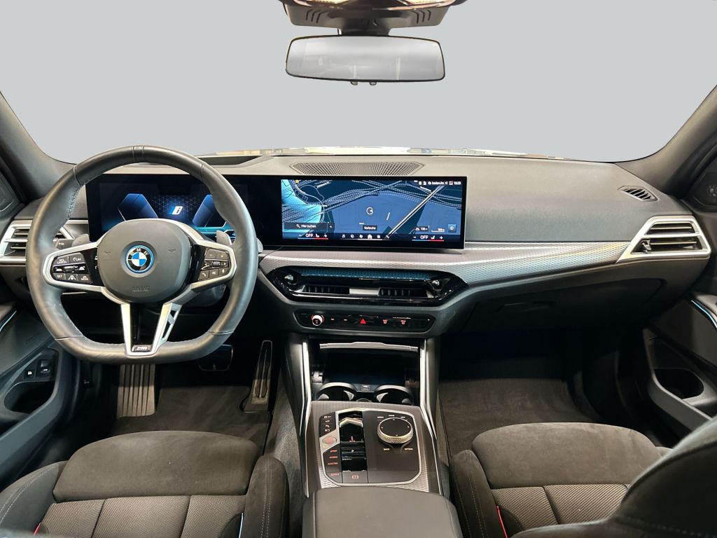 BMW 330e Touring xDrive Aut. M-Paket LED Pano AHK H&