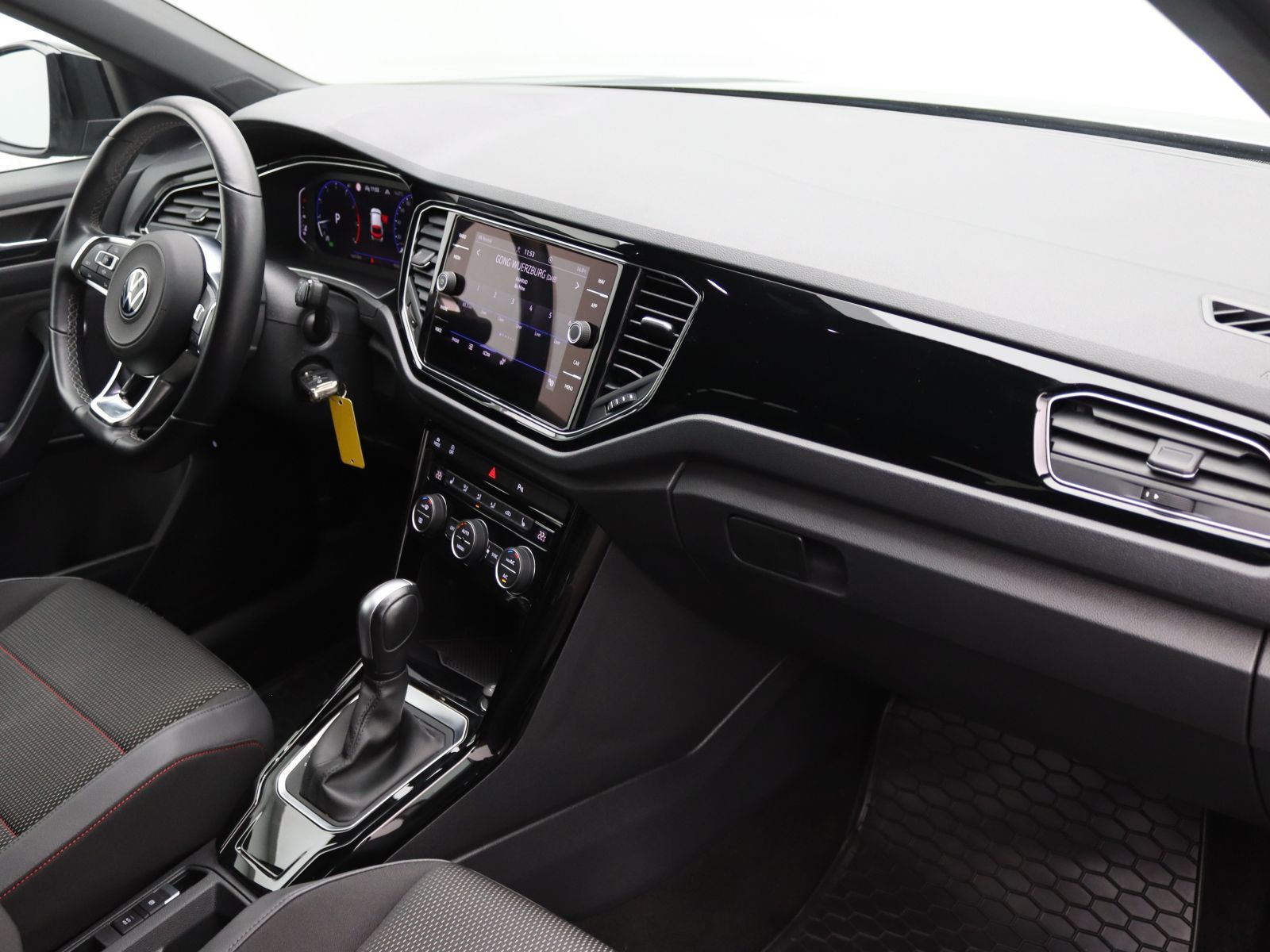 Volkswagen T-Roc 1.5 TSI DSG - Samsaru's Car Outlet