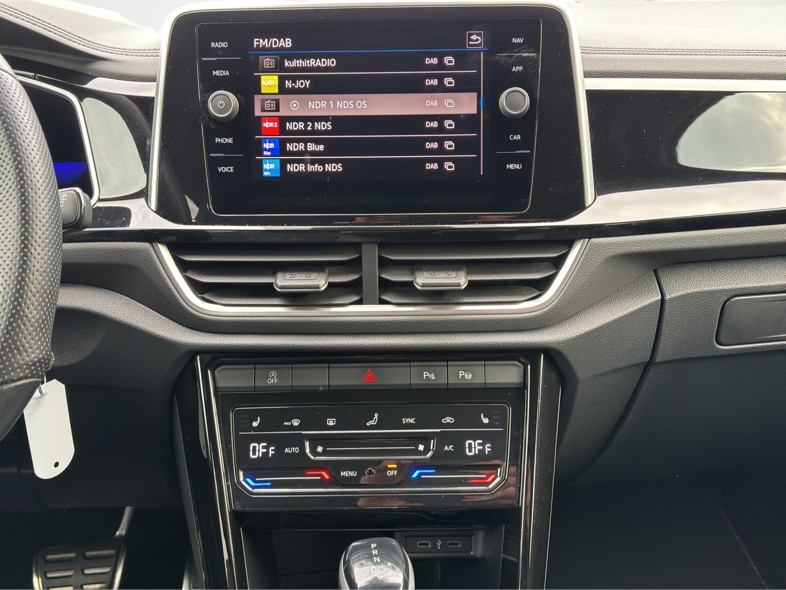 Volkswagen T-Roc 1.5 TSI DSG R-Line - Samsaru's Car Outlet