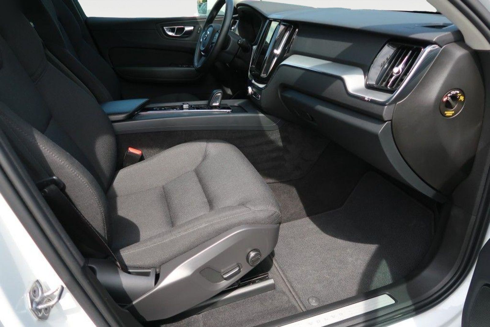 Volvo XC60 2.0 B4 Momentum Pro - Samsaru's Car Outlet