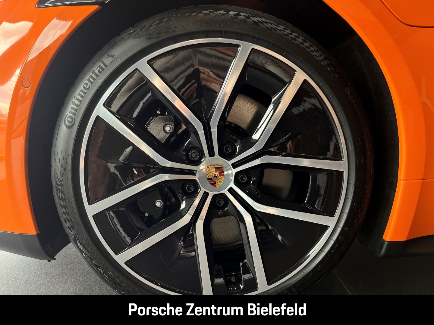 Porsche Taycan GTS Pastellorange Soft-Close SurroundView