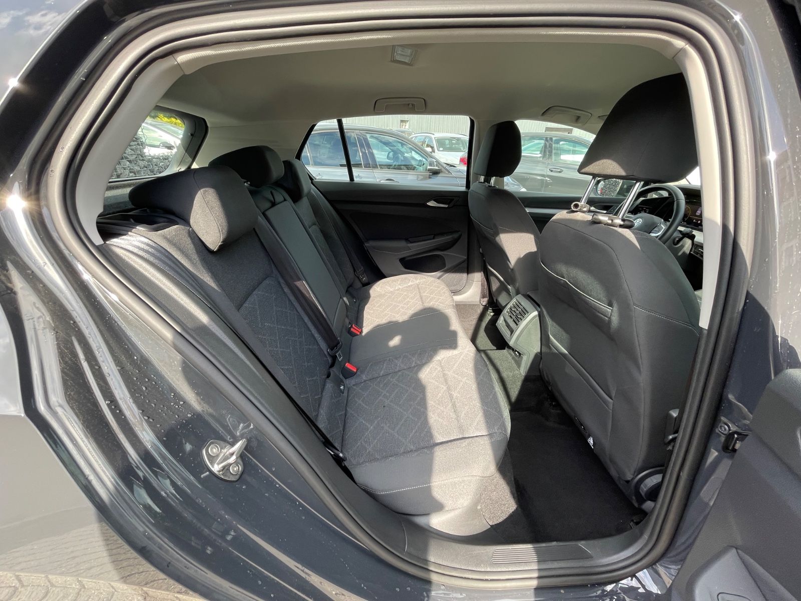 Volkswagen Golf VIII Life eTSI - Samsaru's Car Outlet