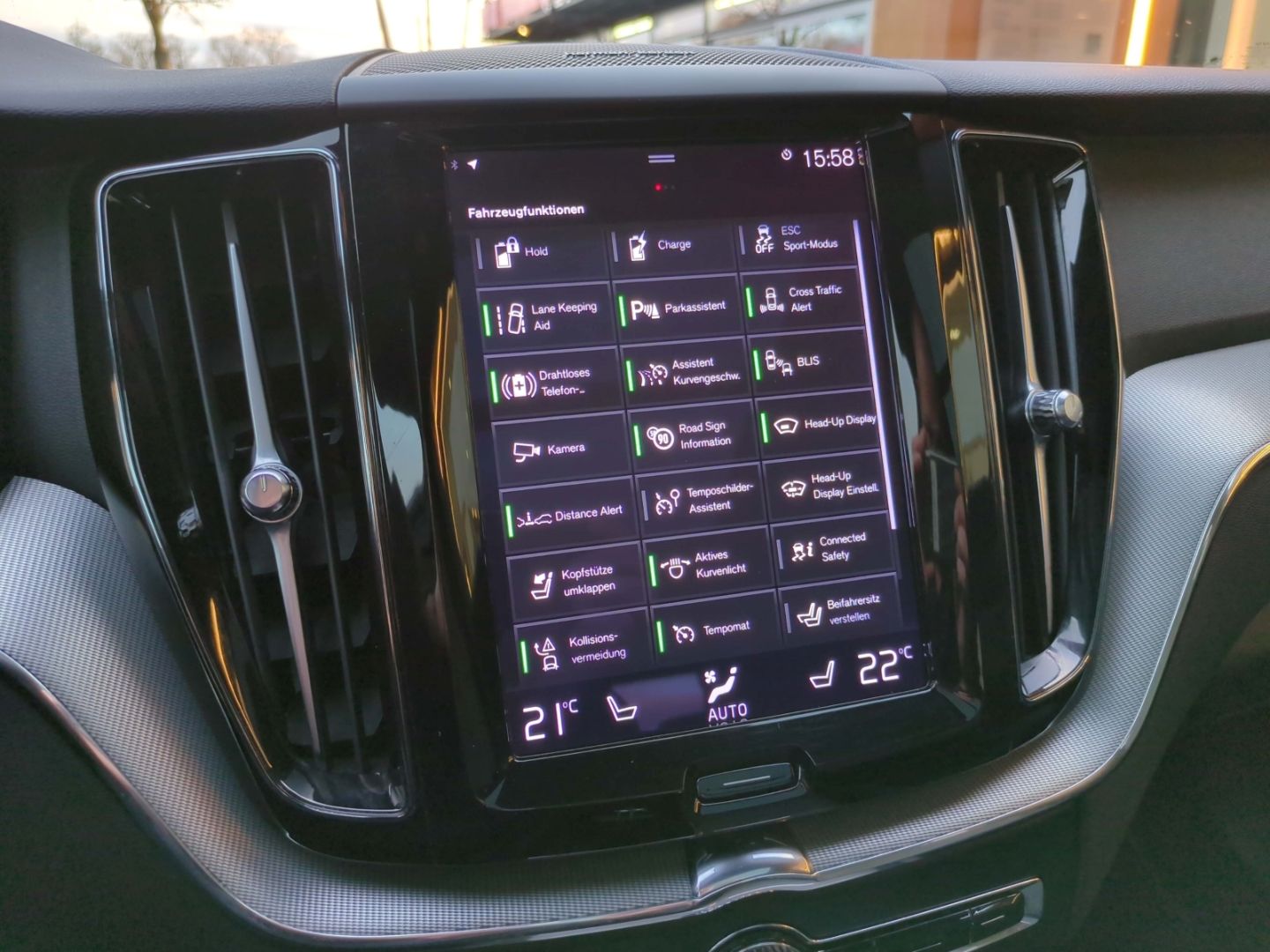 Volvo XC60 R Design Recharge Plug-In Hybrid AWD T8 Twi