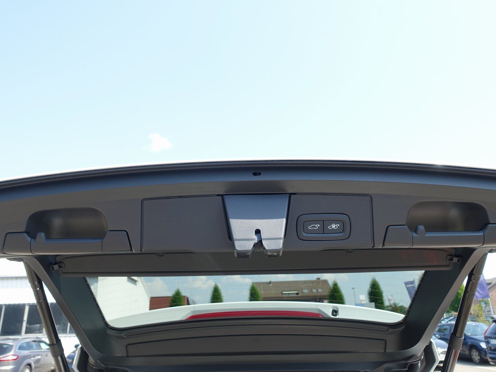 Volvo XC60 B5 AWD Plus - Samsaru's Car Outlet