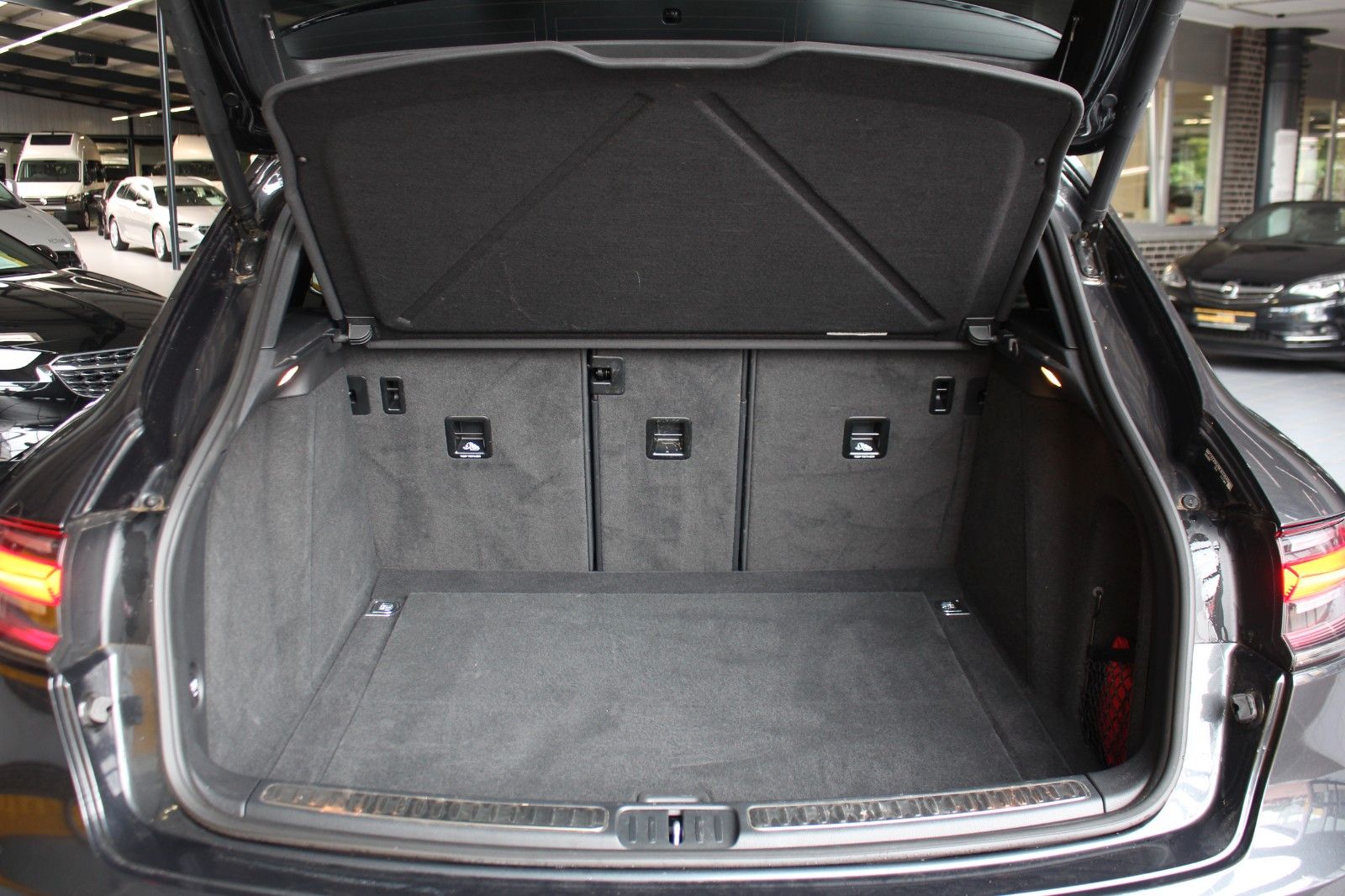 Porsche Macan S V6 Bi-Turbo PDK - Samsaru's Car Outlet