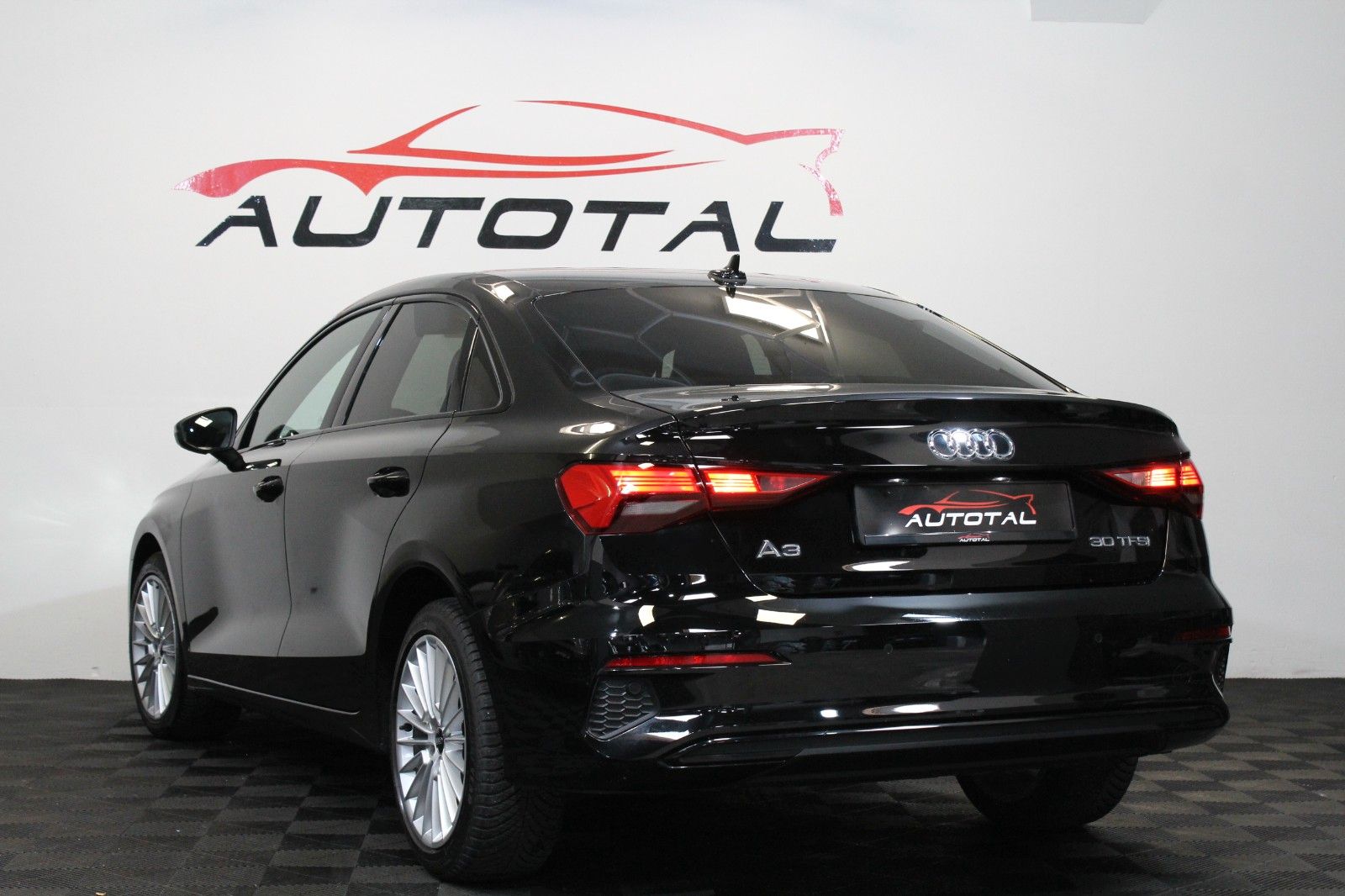 Audi A3*Limousine*30 TFSI*Advanced*Automatik*LED*Navi