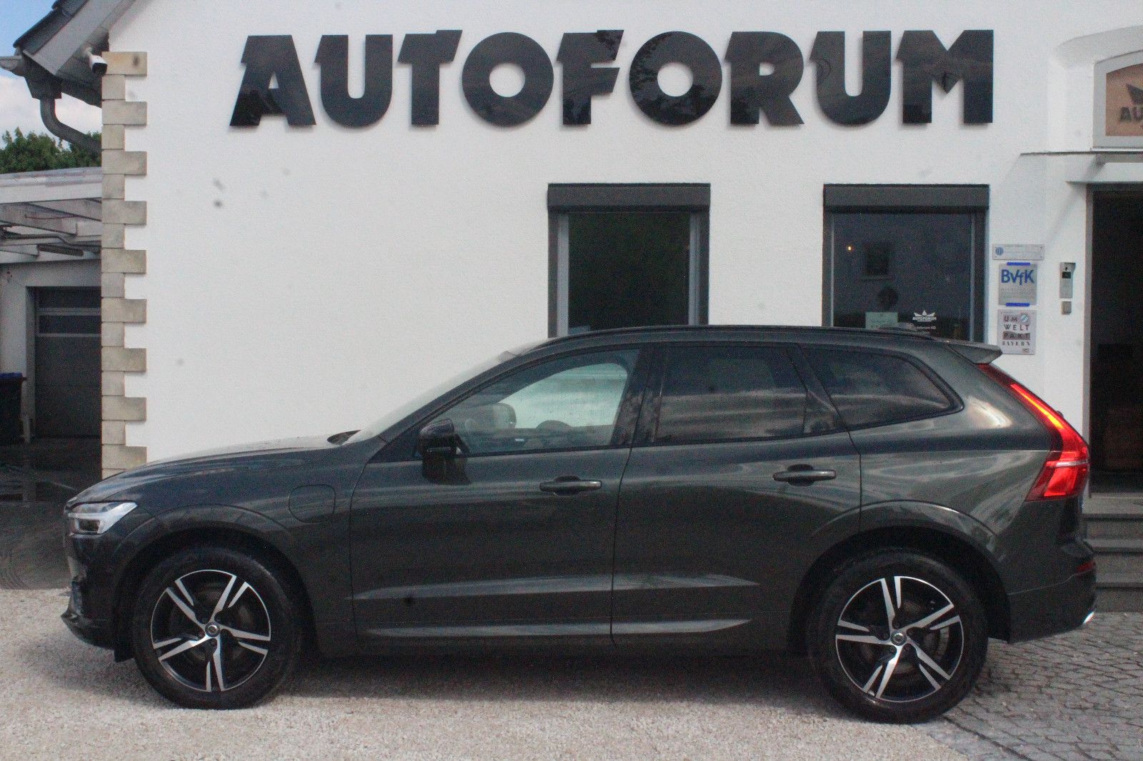 Volvo XC60 T8 R Design AWD - Samsaru's Car Outlet