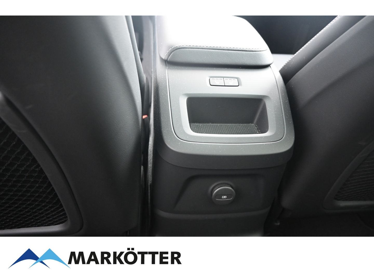 Volvo XC60 T6 AWD Plus Bright Recharge Plug-In Hybrid - Samsaru's Car Outlet