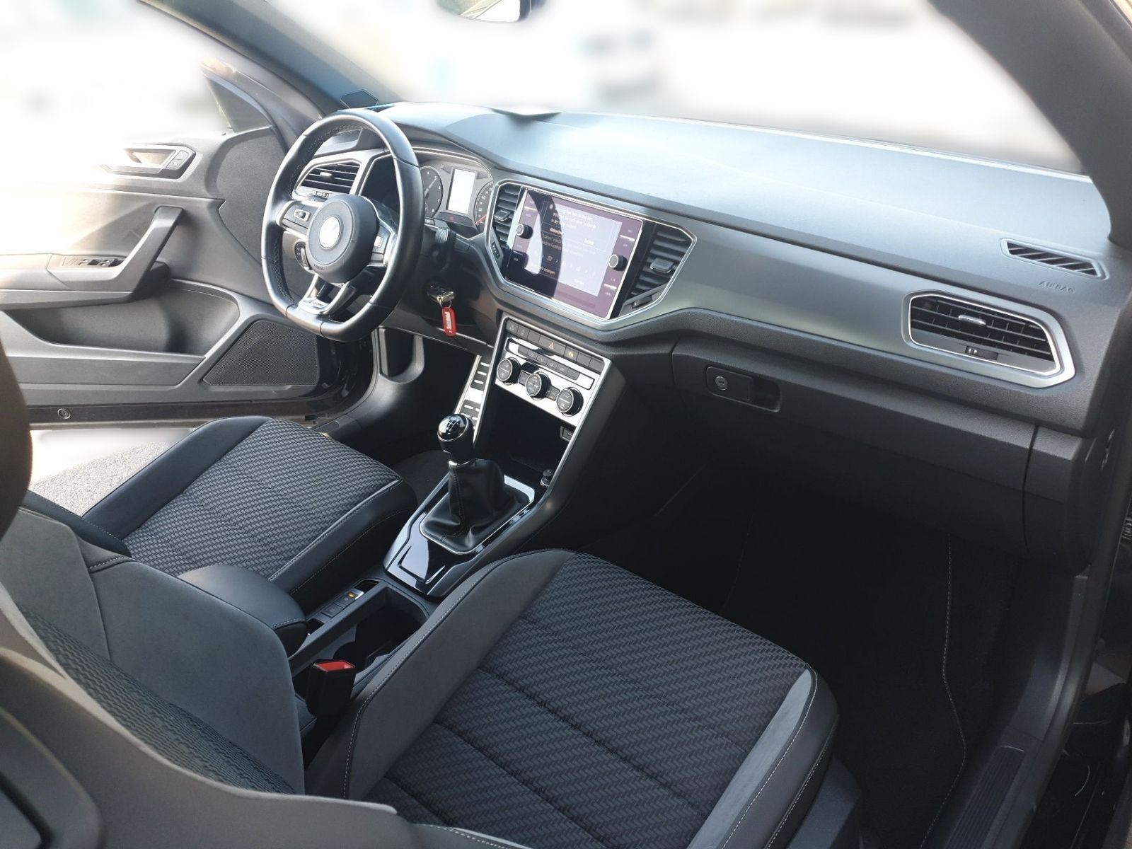 Volkswagen T-Roc 1.5 TSI R-LINE - Samsaru's Car Outlet