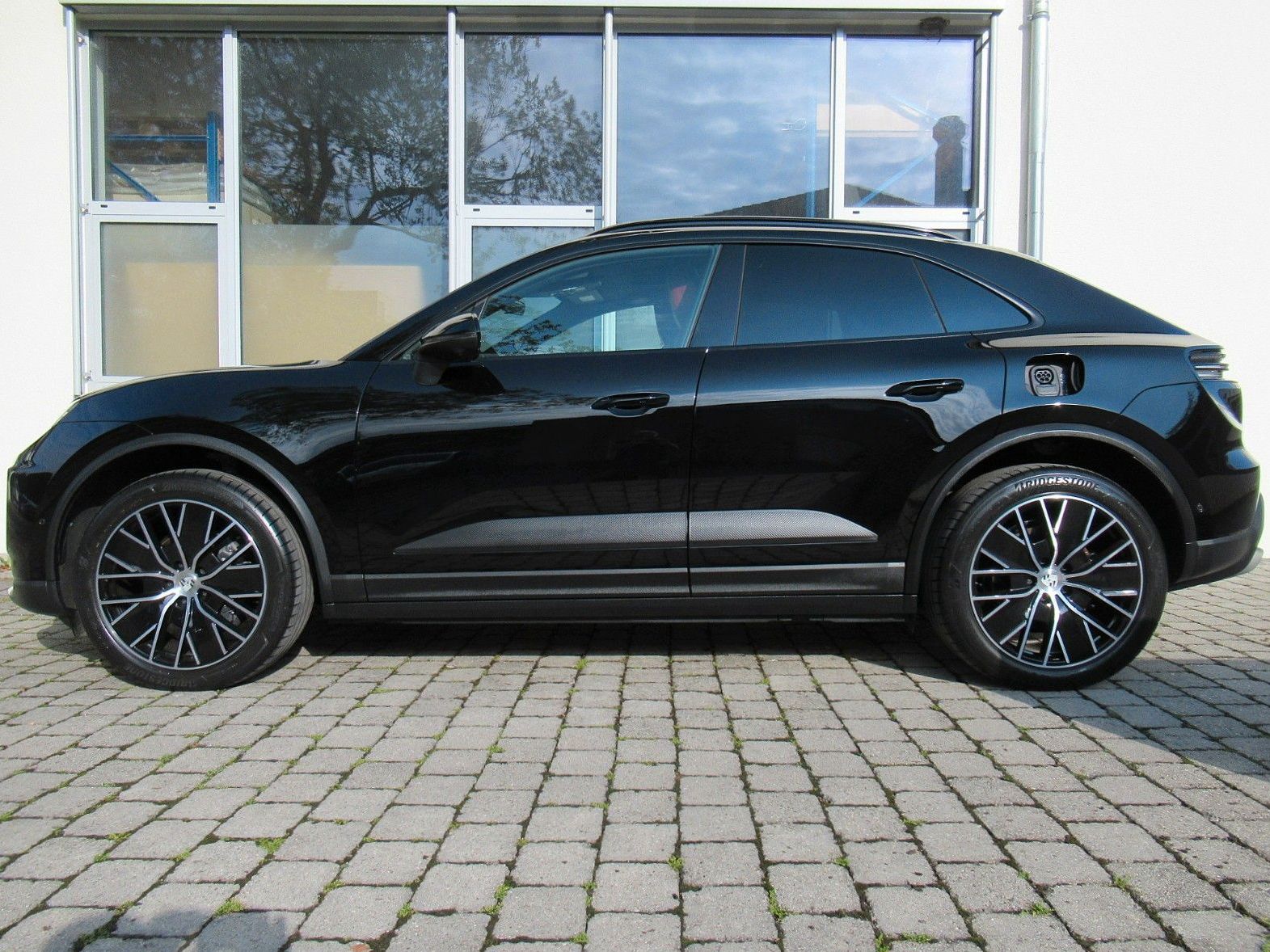 Porsche MACAN 4e - Samsaru's Car Outlet