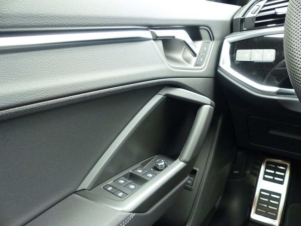 Audi Q3 40 TFSI quattro S line - Samsaru's Car Outlet