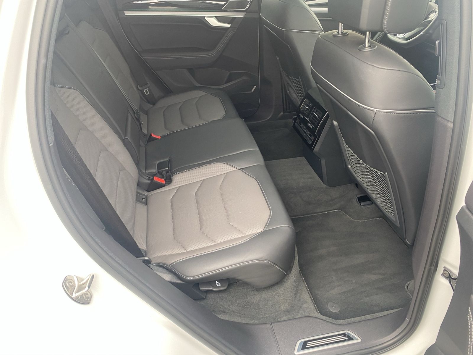 Volkswagen Touareg 3.0 TDI R-Line 4Motion - Samsaru's Car Outlet