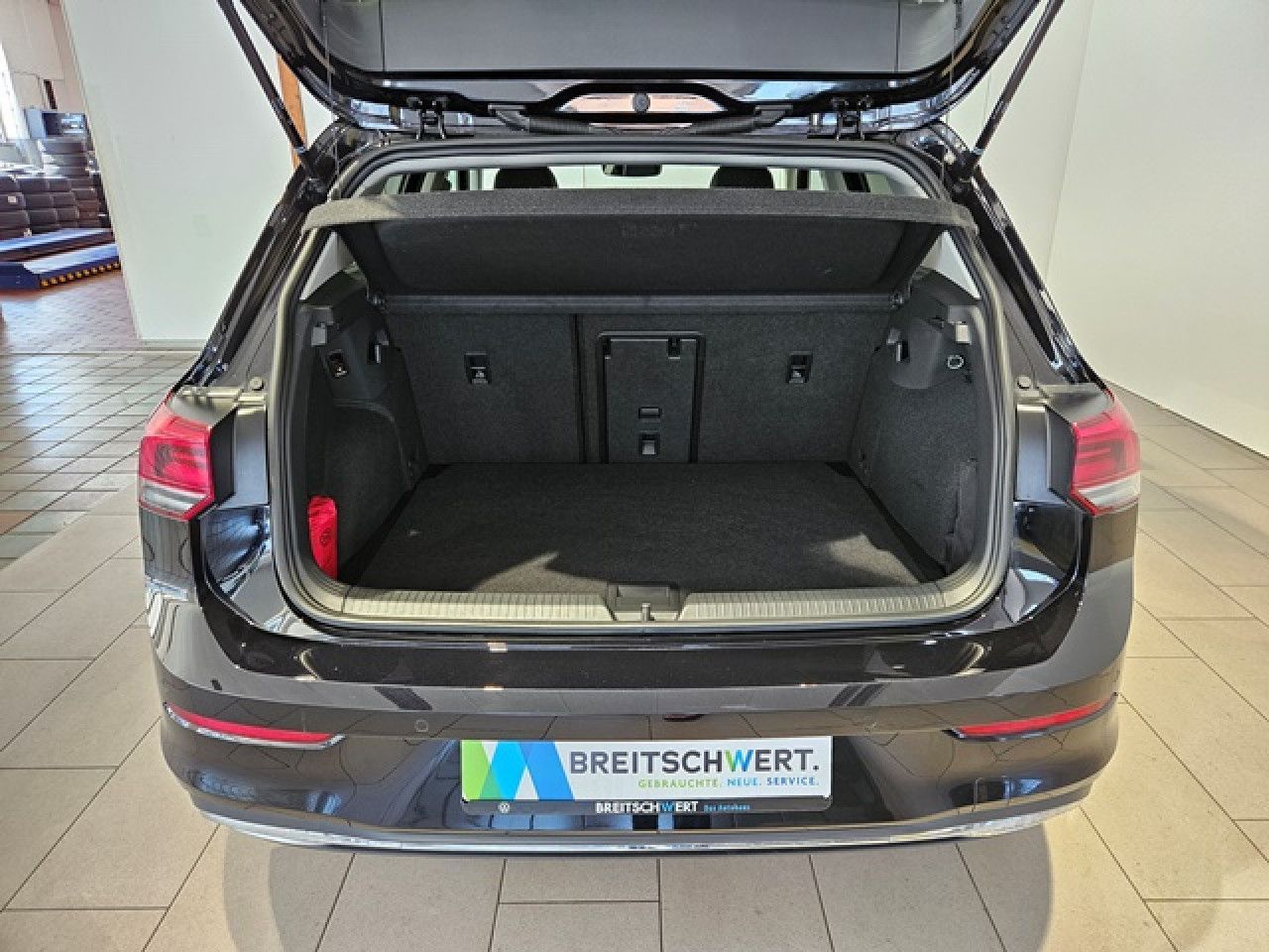 Volkswagen Golf 1.5 eTSI Move - Samsaru's Car Outlet