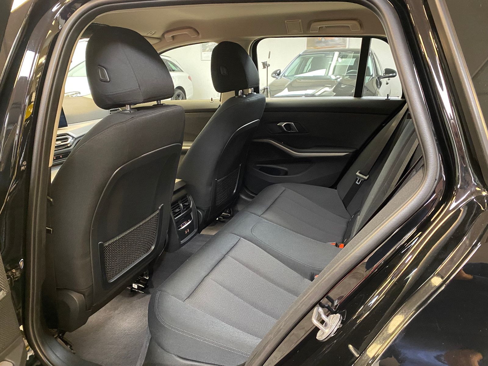 BMW 330e Touring - Samsaru's Car Outlet