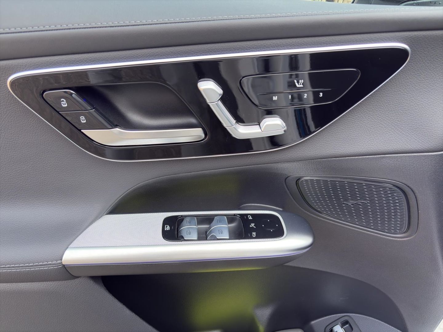 Mercedes-Benz GLC 300 e 4M EDITION AMG NIGHT PANO AHK DISTR 36