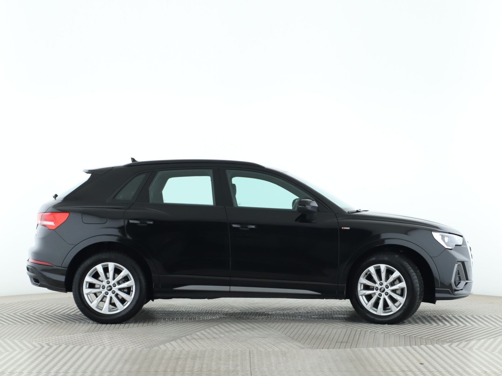 Audi Q3 S line 35 TDI quattro - Samsaru's Car Outlet