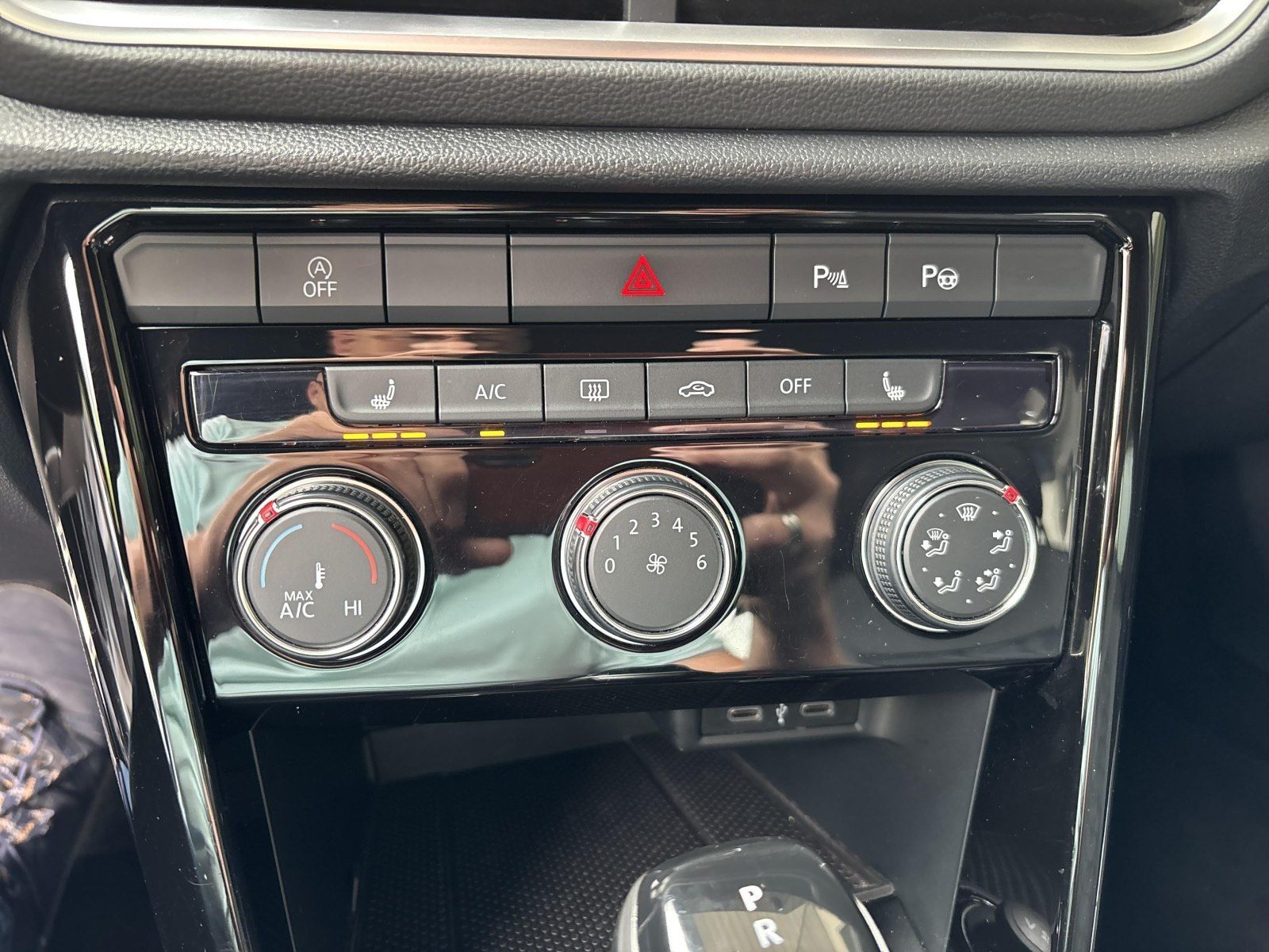 Volkswagen T-Roc 1.5 TSI R-LINE - Samsaru's Car Outlet