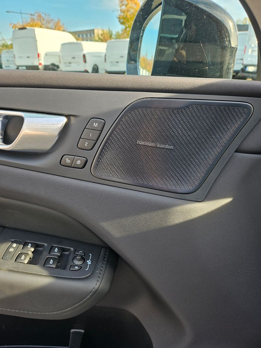 Volvo XC60 Plus Dark Recharge Plug-In Hybrid AWD