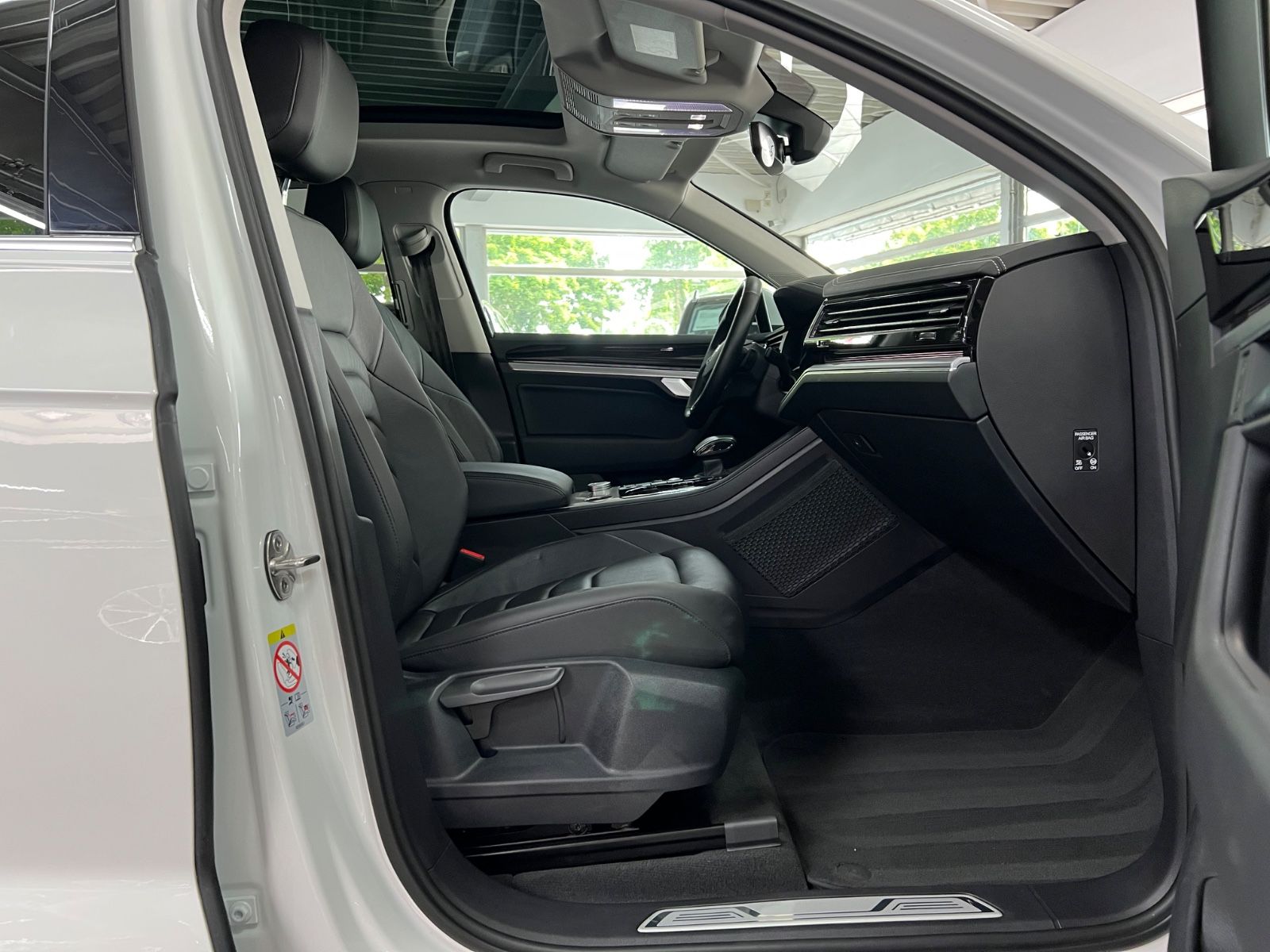 Volkswagen Touareg 3.0 TSI Elegance 4Motion eHybrid - Samsaru's Car Outlet