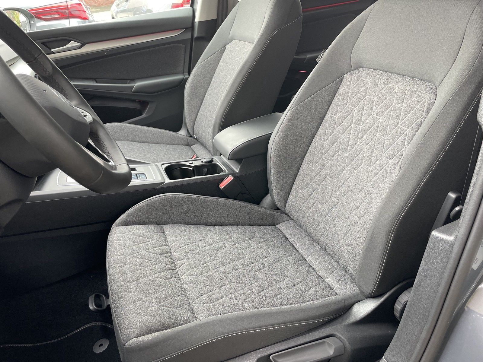Volkswagen Golf VIII Move eTSI - Samsaru's Car Outlet