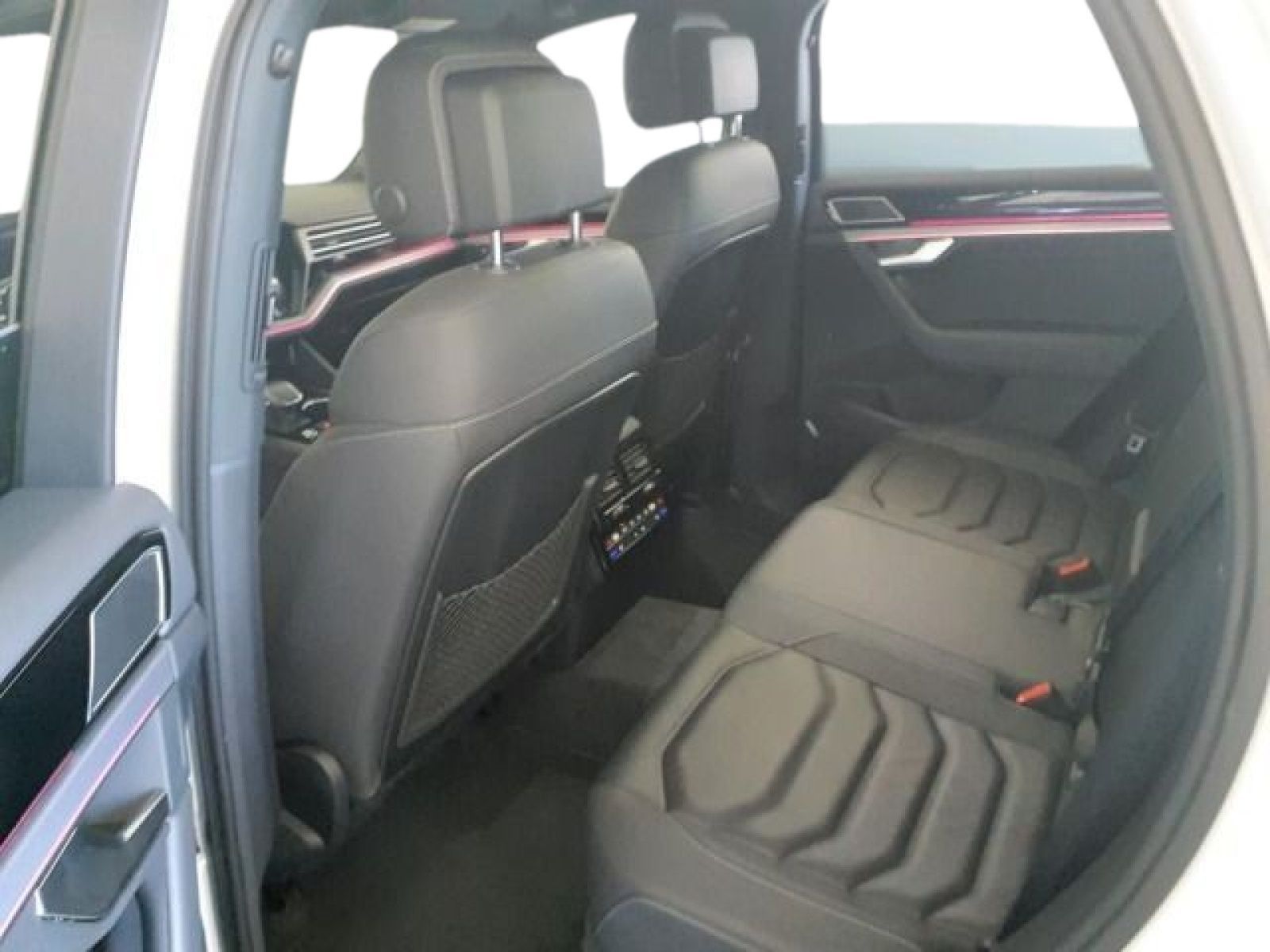 Volkswagen Touareg 3.0 TDI R-Line 4Motion - Samsaru's Car Outlet
