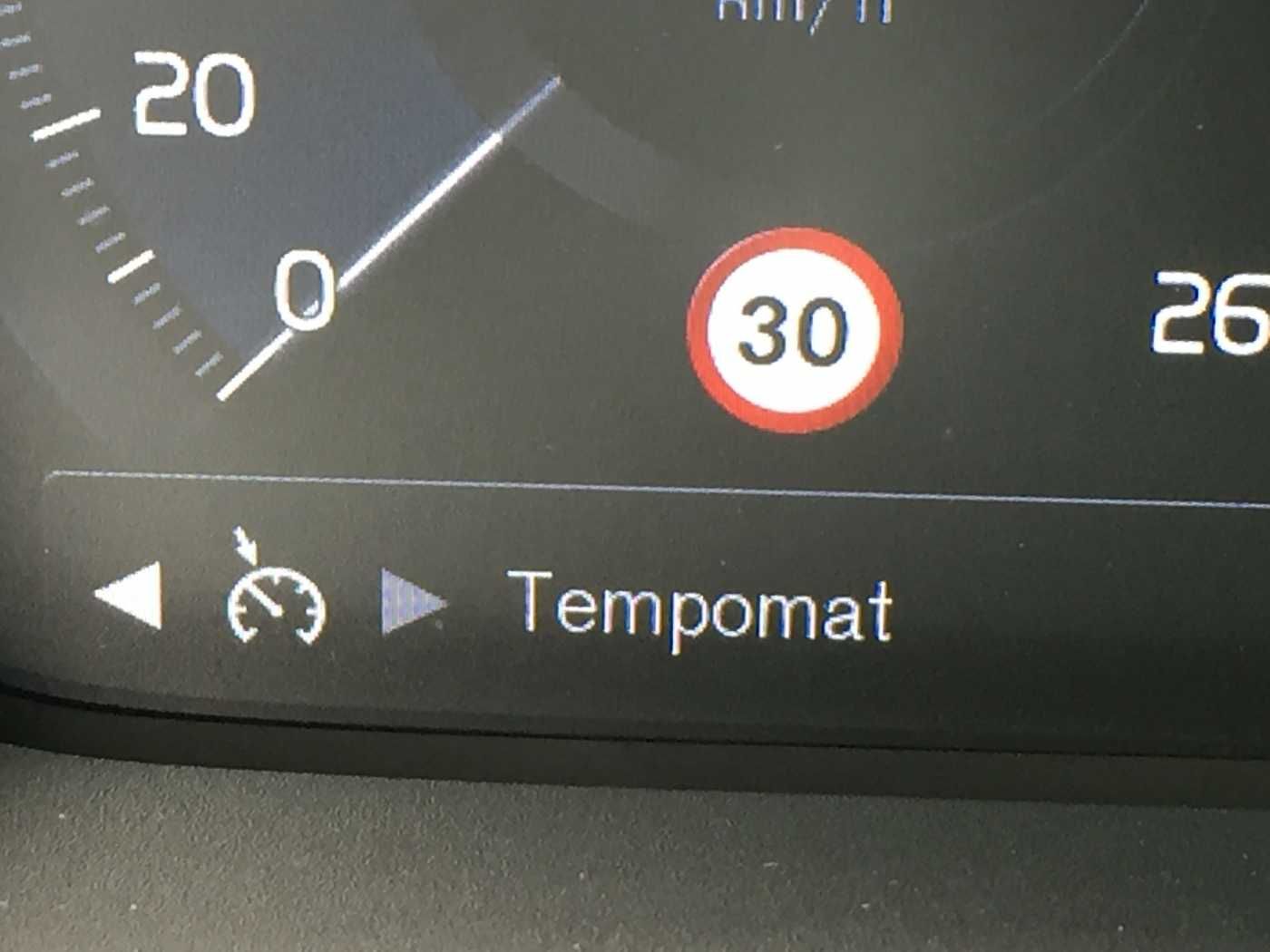 Volvo XC40 XC 40 T2 Plus Dark 2WD Panorama, AHK, GJR u