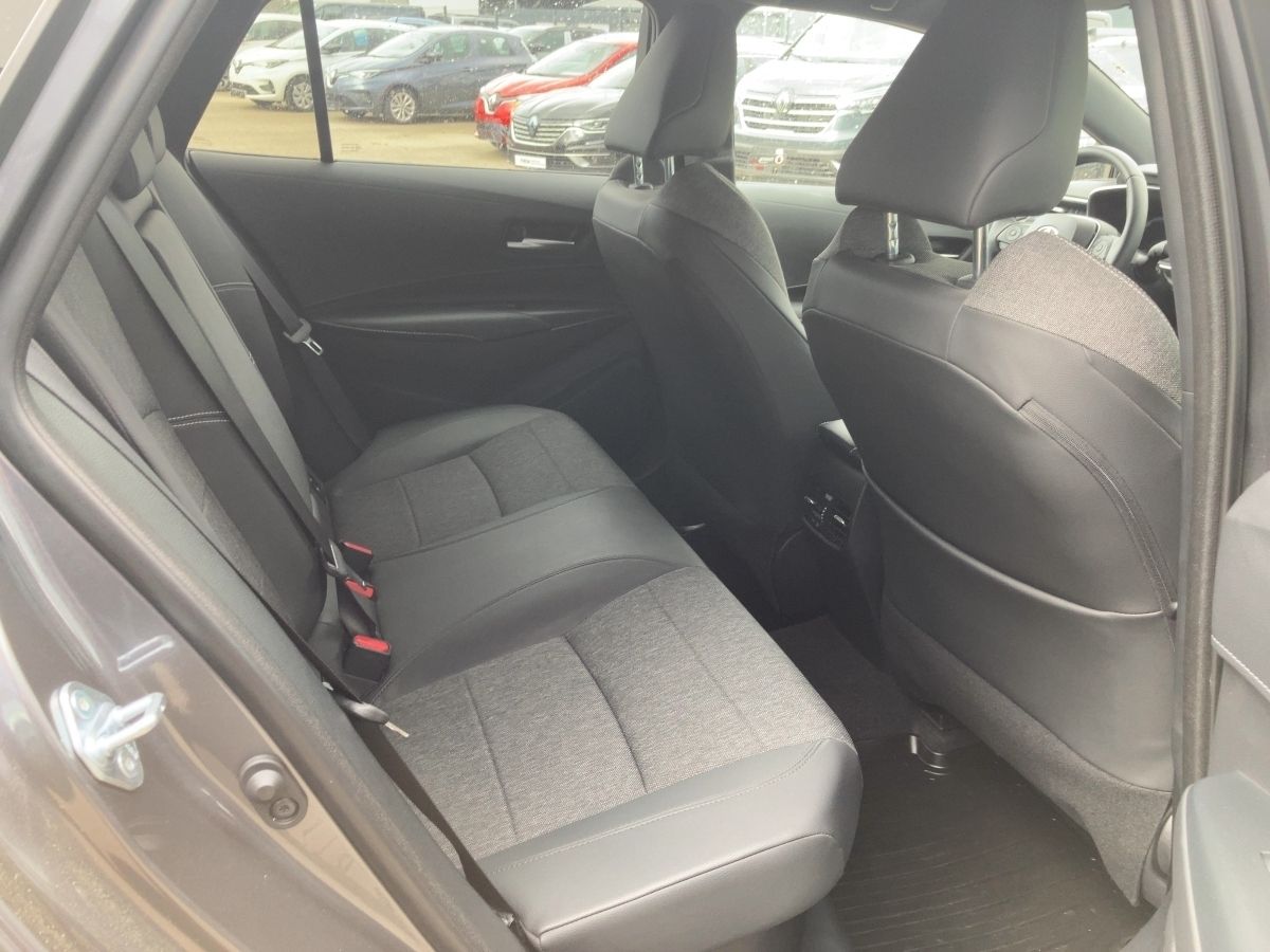 Toyota Corolla Touring Sports 2.0 Hybrid Team - Samsaru's Car Outlet