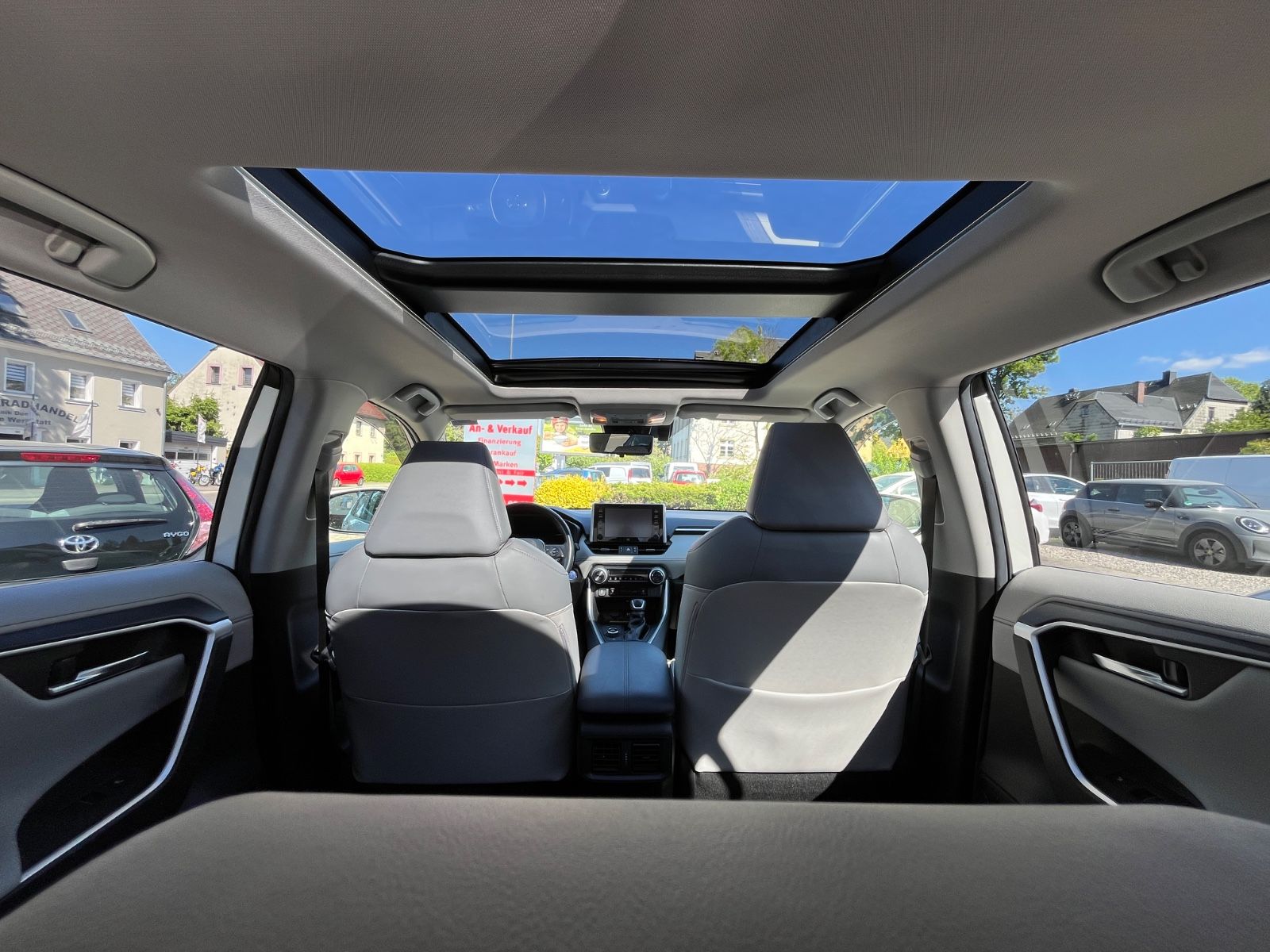 Toyota RAV 4 RAV4 Hybrid 4x4 Lounge - Samsaru's Car Outlet