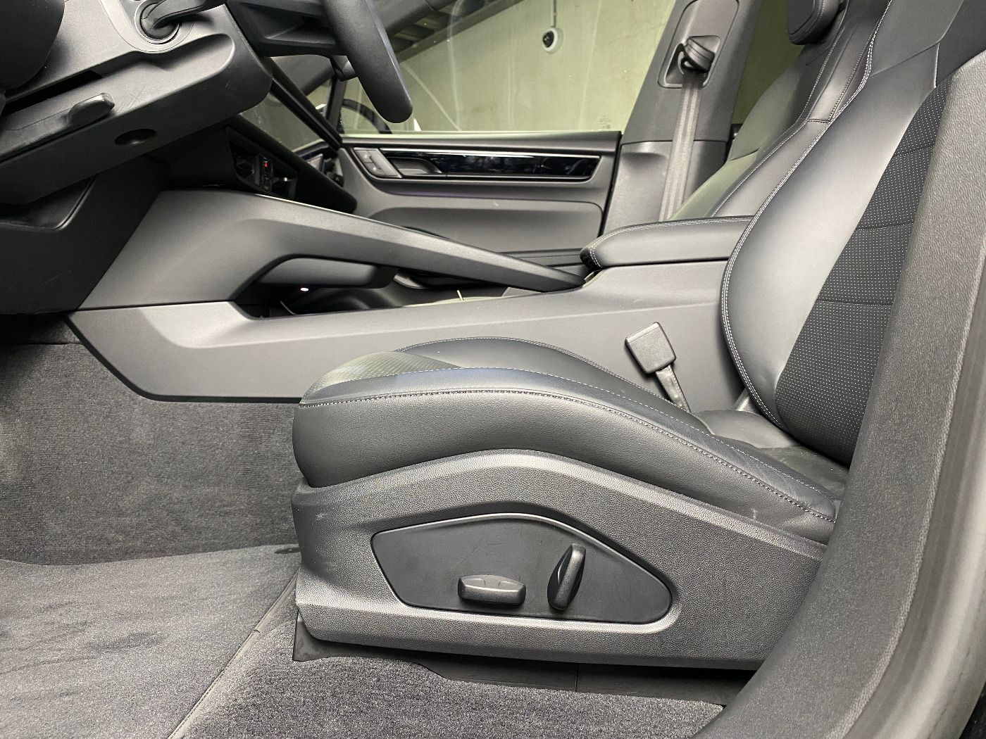 Porsche Macan 4 | Panorama Dachsystem | Beifahrerdisplay