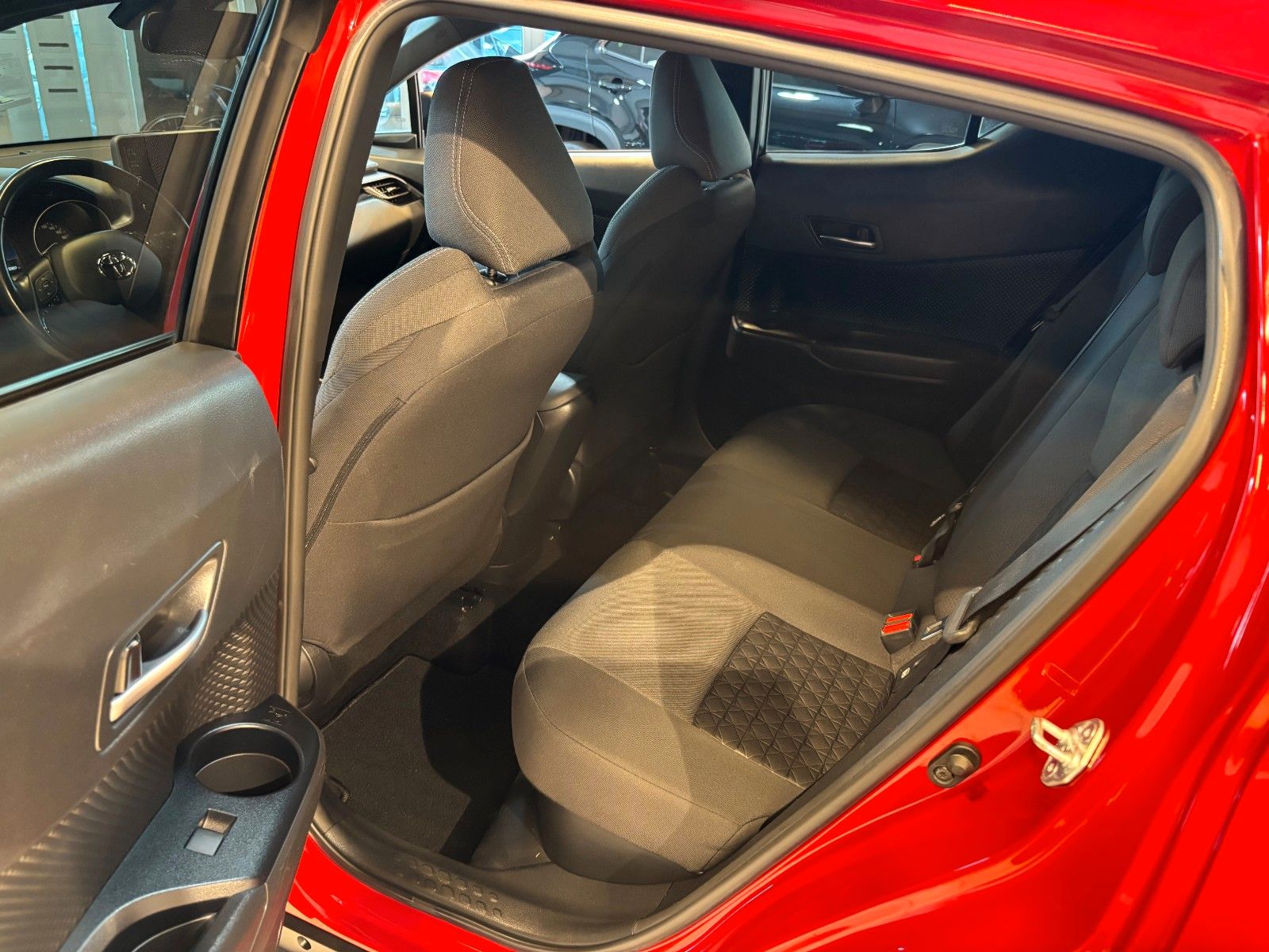 Toyota C-HR Hybrid Team D - Samsaru's Car Outlet