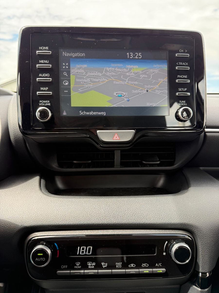 Toyota Yaris Hybrid Team D mit Technik Paket *LED*