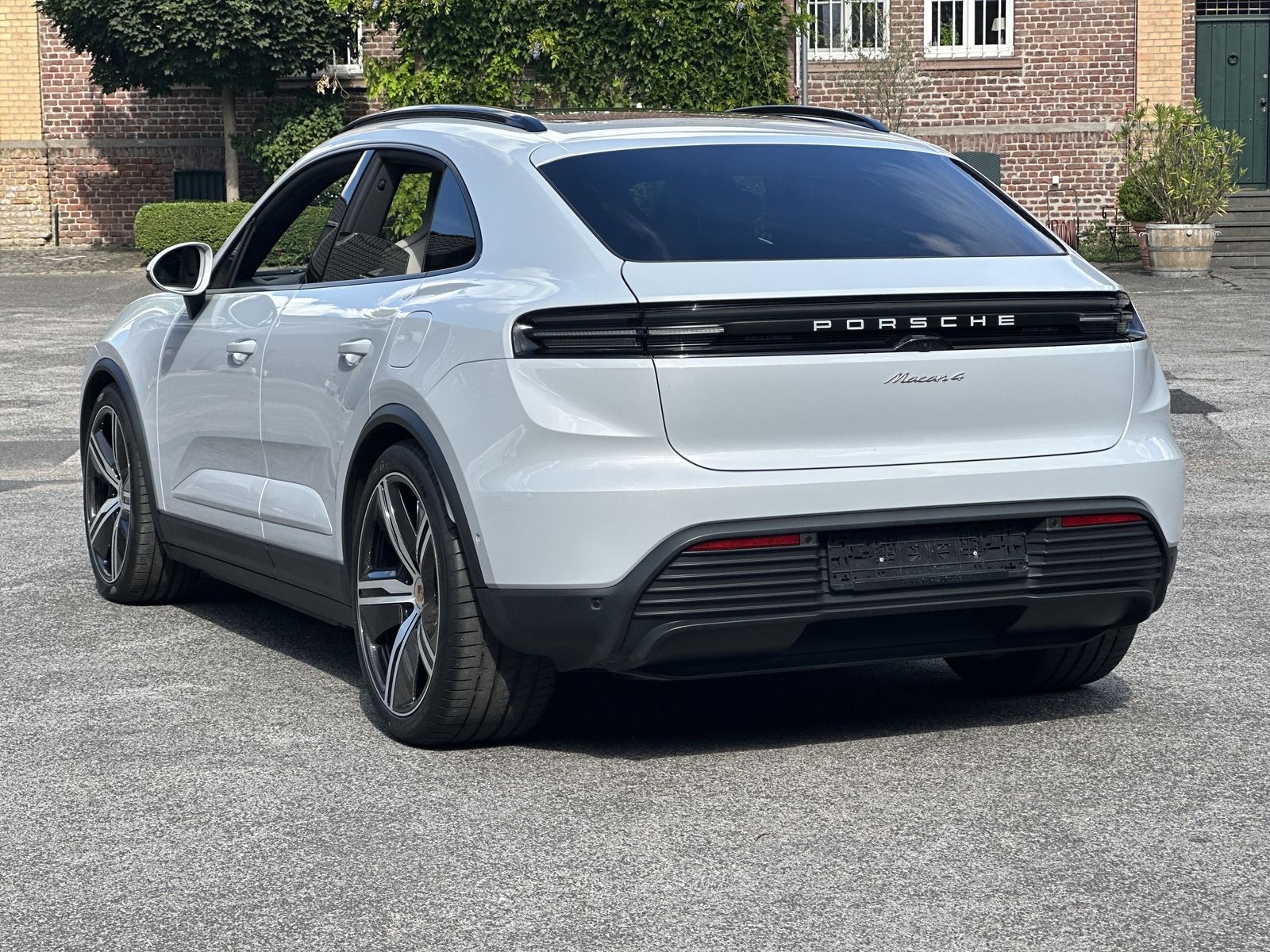 Porsche Macan 4 Exclusive - Samsaru's Car Outlet
