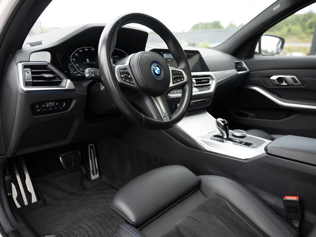 BMW 330e Touring xDrive M-Sport PANO AHK HUD LASER