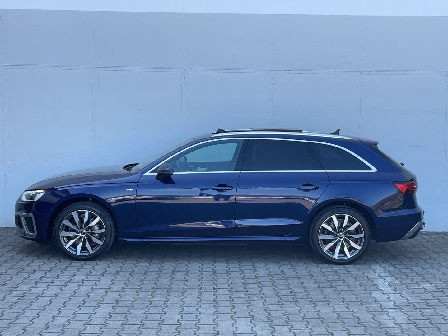 Audi A4 40 TFSI Avant S line quattro Matrix/AHK/Pano/