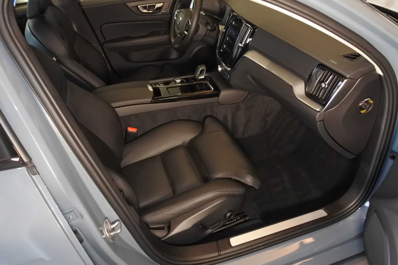 Volvo S60 T8 Ultimate Dark Recharge Plug-In Hybrid AWD