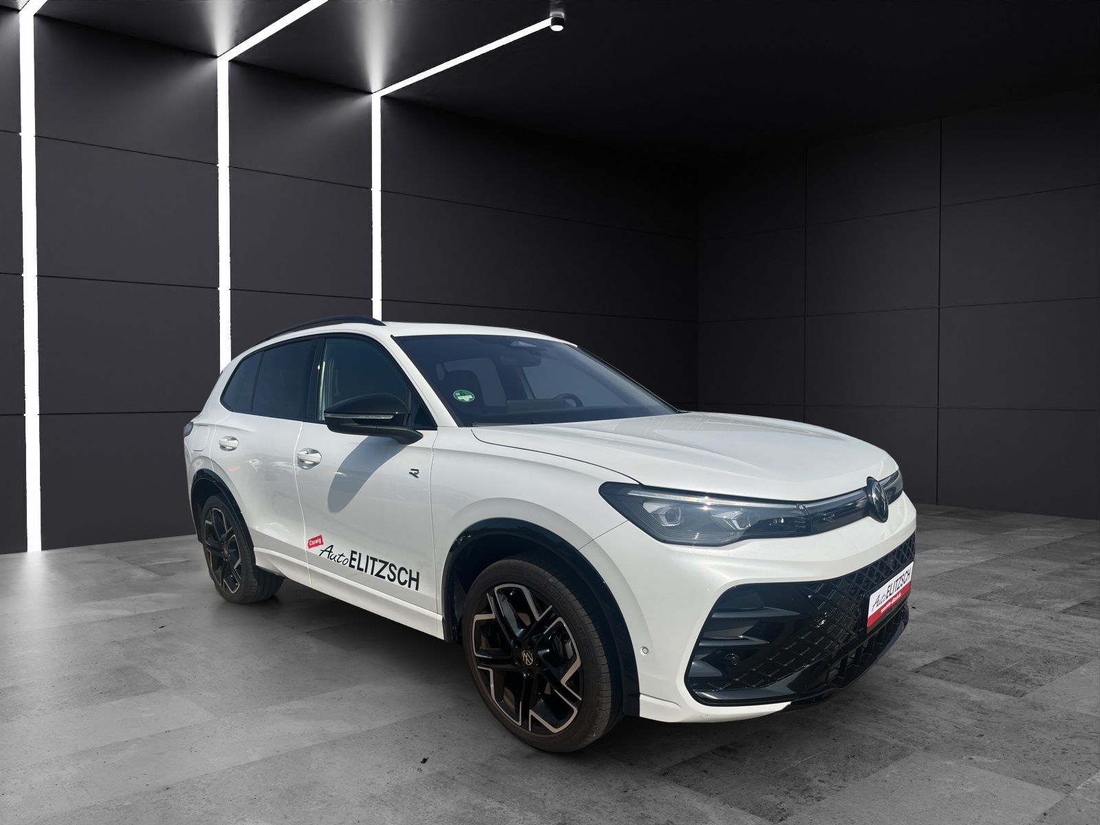Volkswagen Tiguan TDI R-Line 4M DSG MATRIX AHK PANO 20" NAV
