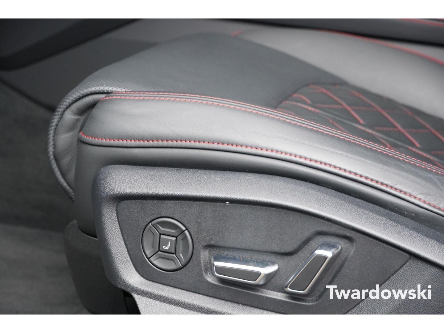 Audi Q8 50 TDI S line Pano HUD Matrix 23'' B&O AHK 36