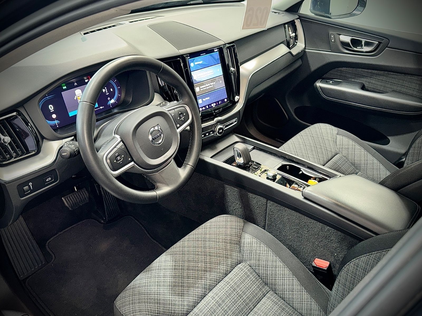 Volvo XC60 Momentum Pro 2WD - Samsaru's Car Outlet