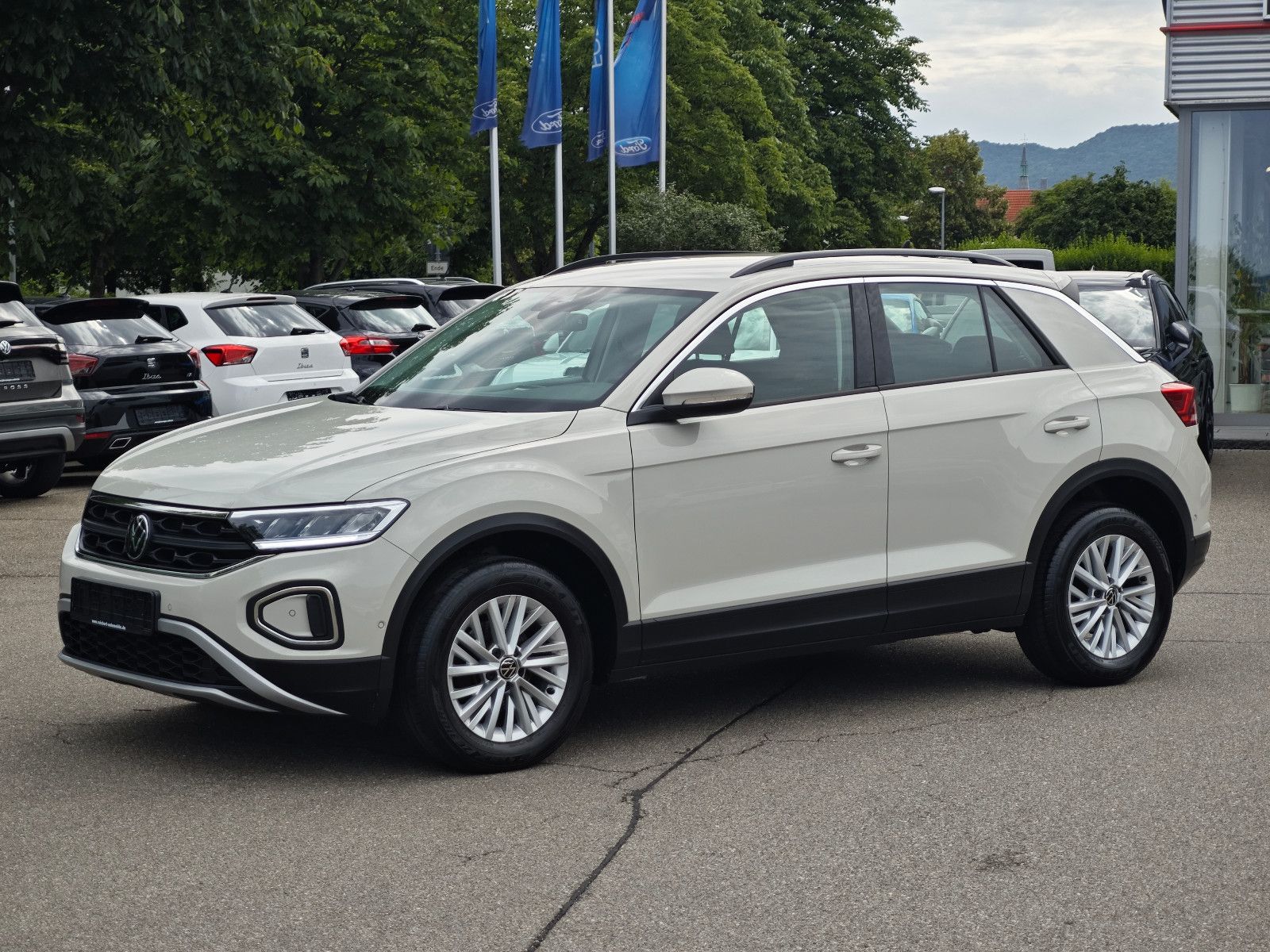 Volkswagen T-Roc Life - Samsaru's Car Outlet
