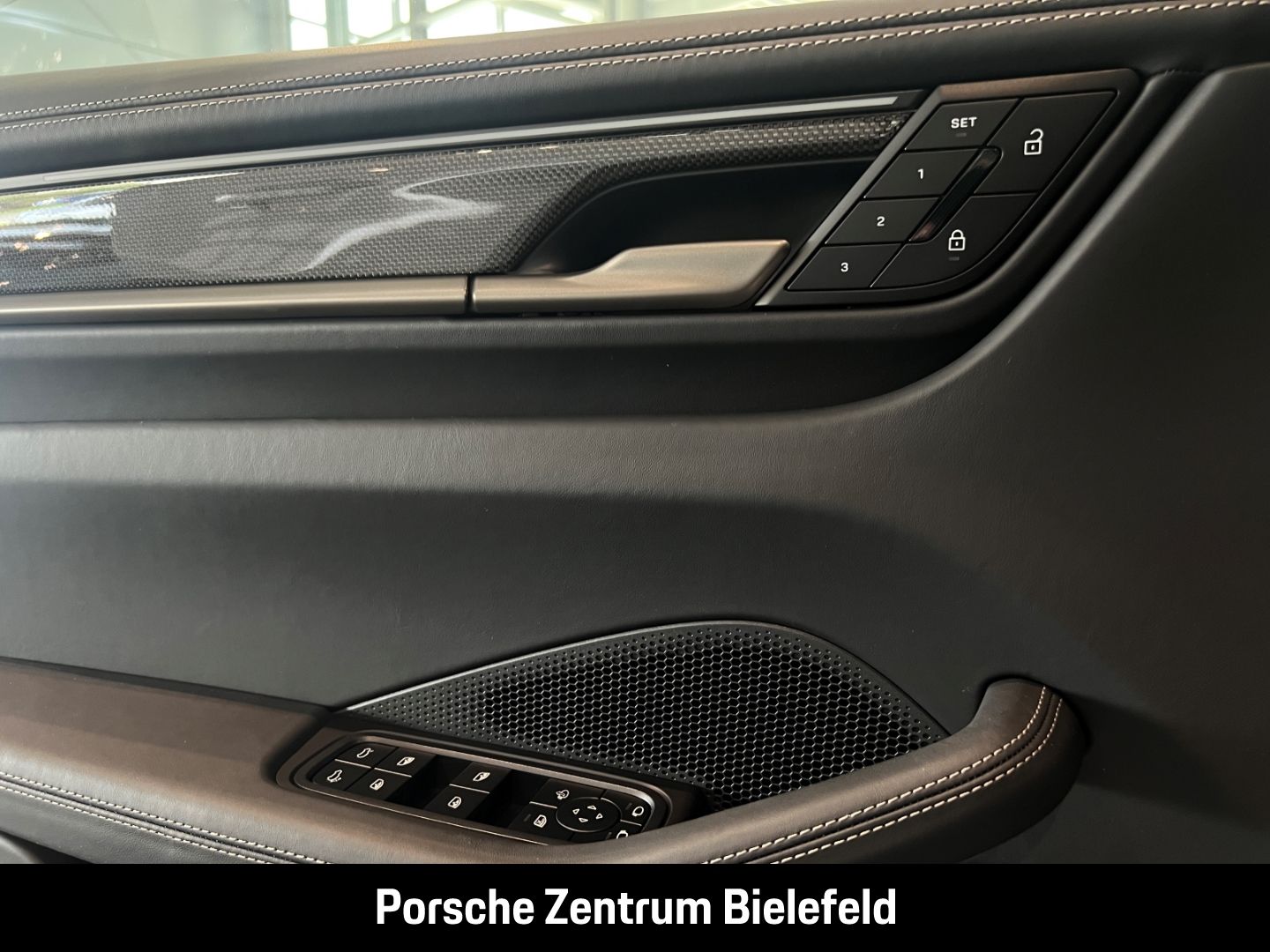 Porsche Macan Turbo Burmester Luftfederung Panoramadach
