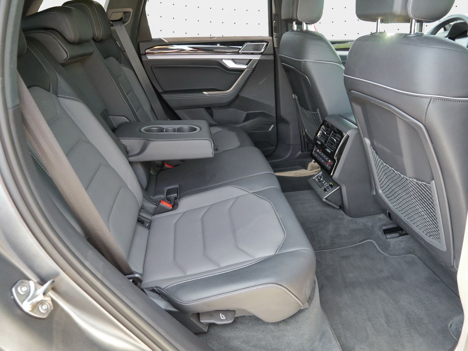 Volkswagen Touareg R-Line 3.0 TDI - Samsaru's Car Outlet